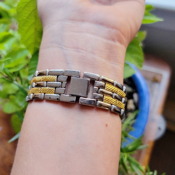 Vintage Geneva Quartz Classic Silver & Gold Womens Womans Round Analog Watch - Picture 8 of 9